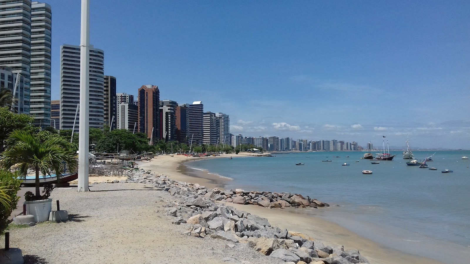 Foto von Praia de Mucurpe mit beiger sand Oberfläche