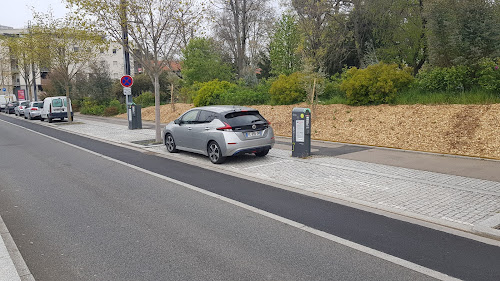 Borne de recharge de véhicules électriques IZIVIA Grand Lyon Station de recharge Vénissieux
