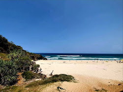 Foto van Ballina Beach omringd door bergen
