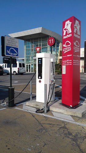 Borne de recharge de véhicules électriques Charge Rapide Auchan Charging Station Calais