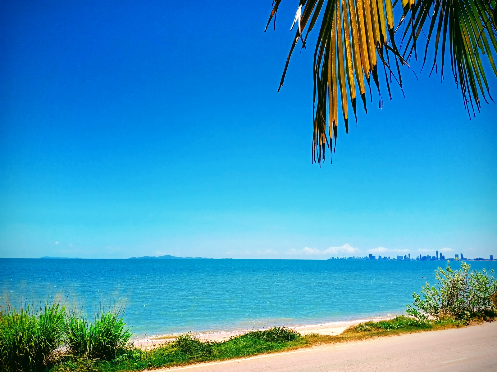 Bang Saray Beach'in fotoğrafı - rahatlamayı sevenler arasında popüler bir yer