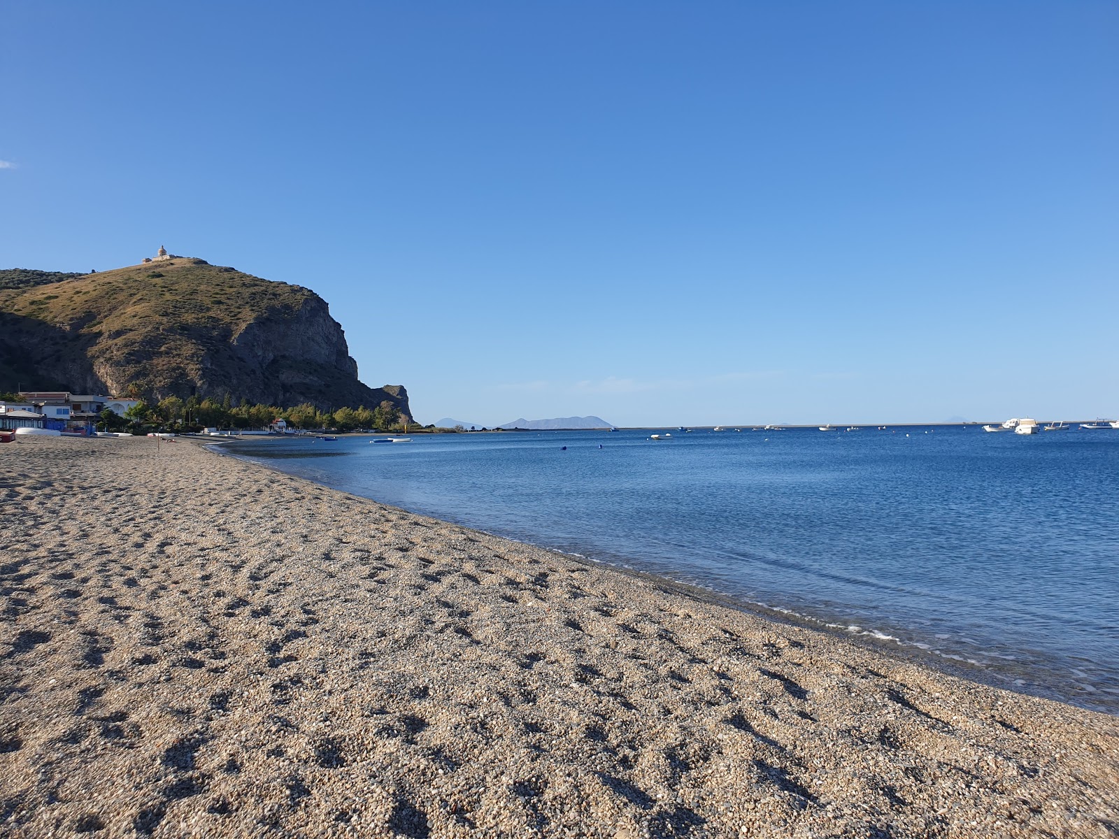 Photo de Spiaggia Di Marinello protégé par des falaises