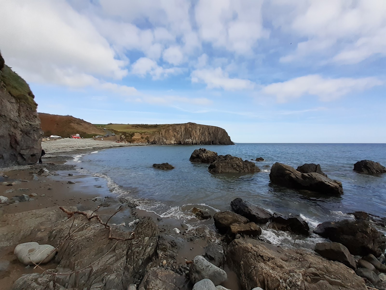 Ballyvooney Cove Beach'in fotoğrafı dağlarla çevrili