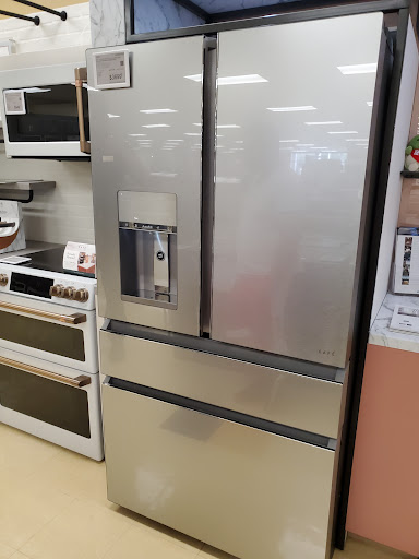 Appliance Store «Famous Tate Appliance & Bedding Centers», reviews and photos, 1170 1st St S, Winter Haven, FL 33880, USA