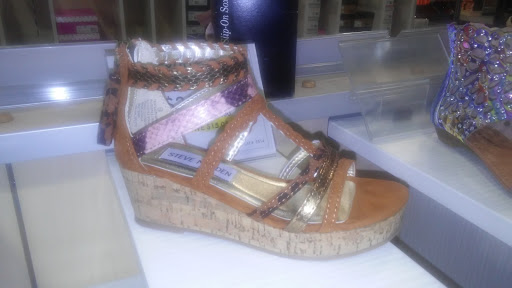 Shoe Store «DSW Designer Shoe Warehouse», reviews and photos, 2771 Town Center Blvd, Crestview Hills, KY 41017, USA