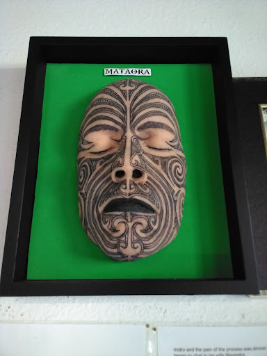 Explore bee tattoo ideas for women, creative tattoo ideas in Albuquerque, available at Por Vida Tattoo