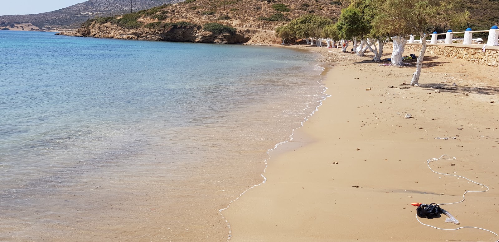 Fotografie cu Lowland beach cu o suprafață de nisip gri