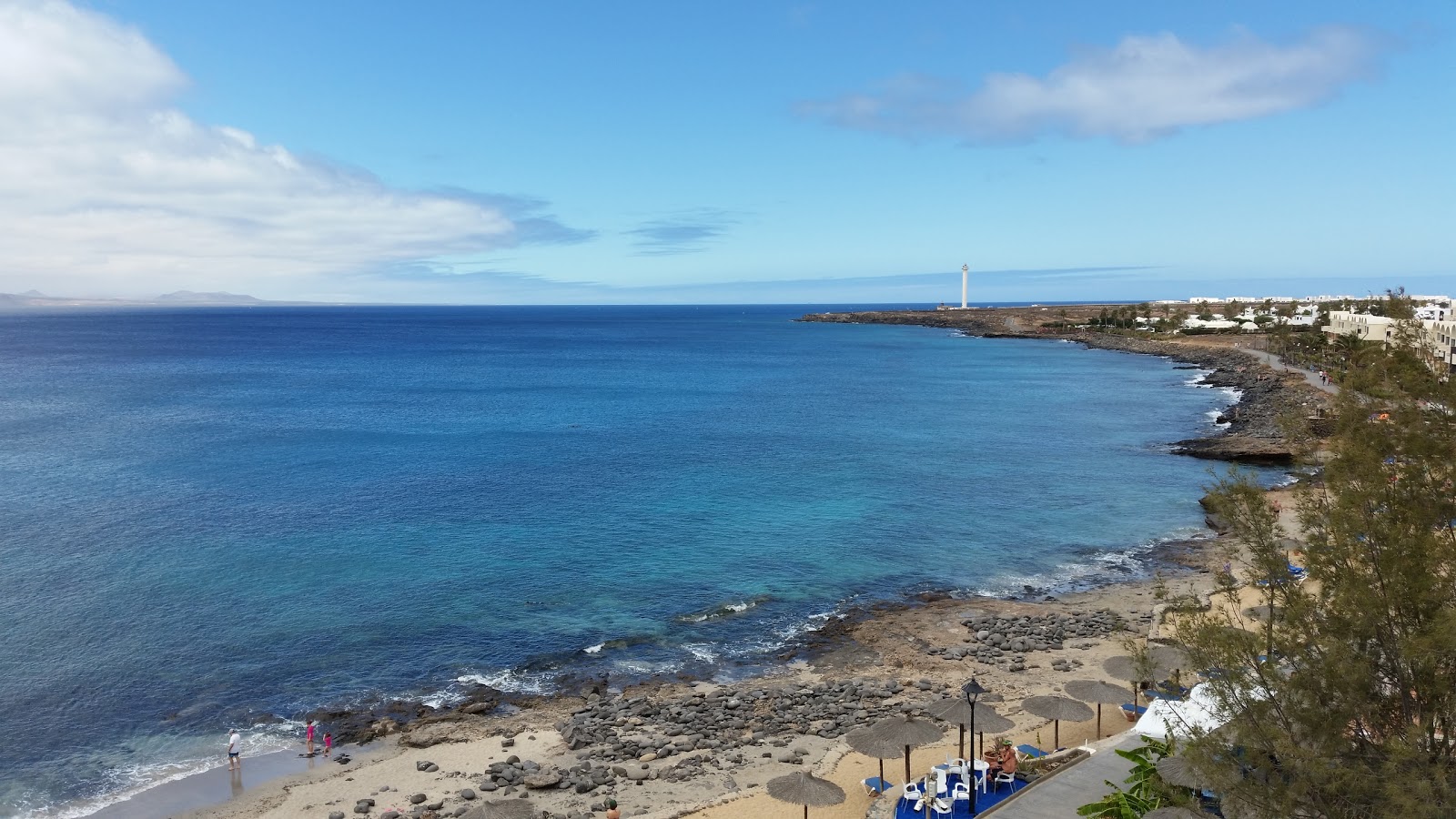 Foto von Playa de Montana Roja mit felsiges gelände Oberfläche