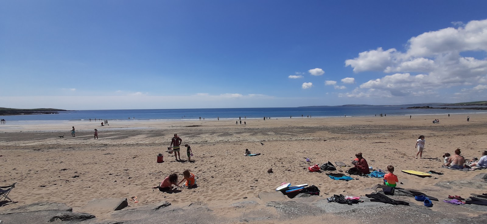 Foto van Garylucas Beach met helder zand oppervlakte