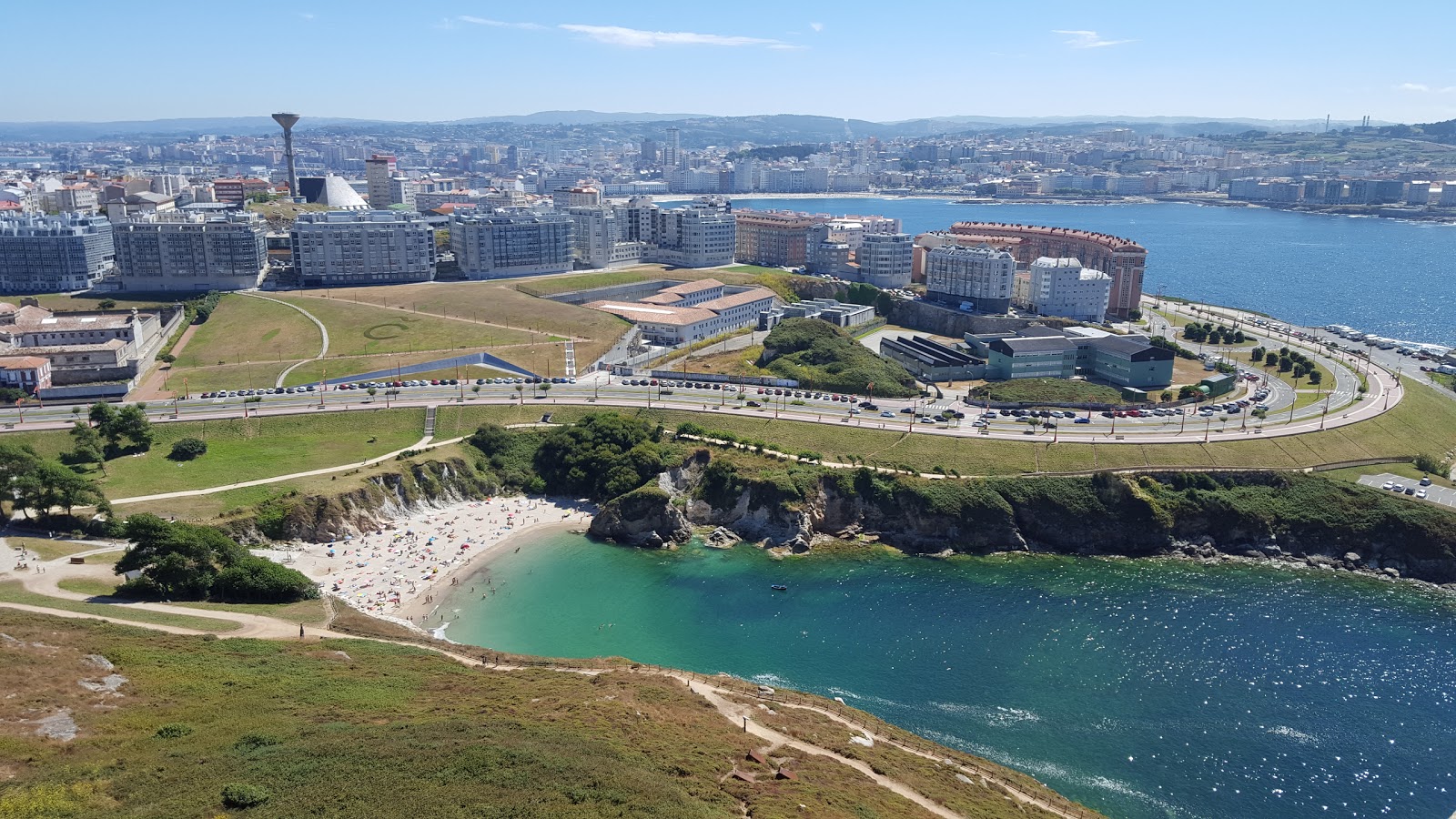 Praia de Adormideiras II'in fotoğrafı uçurumlarla desteklenmiş