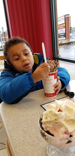 Ice Cream Shop «Oberweis Ice Cream and Dairy Store», reviews and photos, 3152 95th St, Evergreen Park, IL 60805, USA