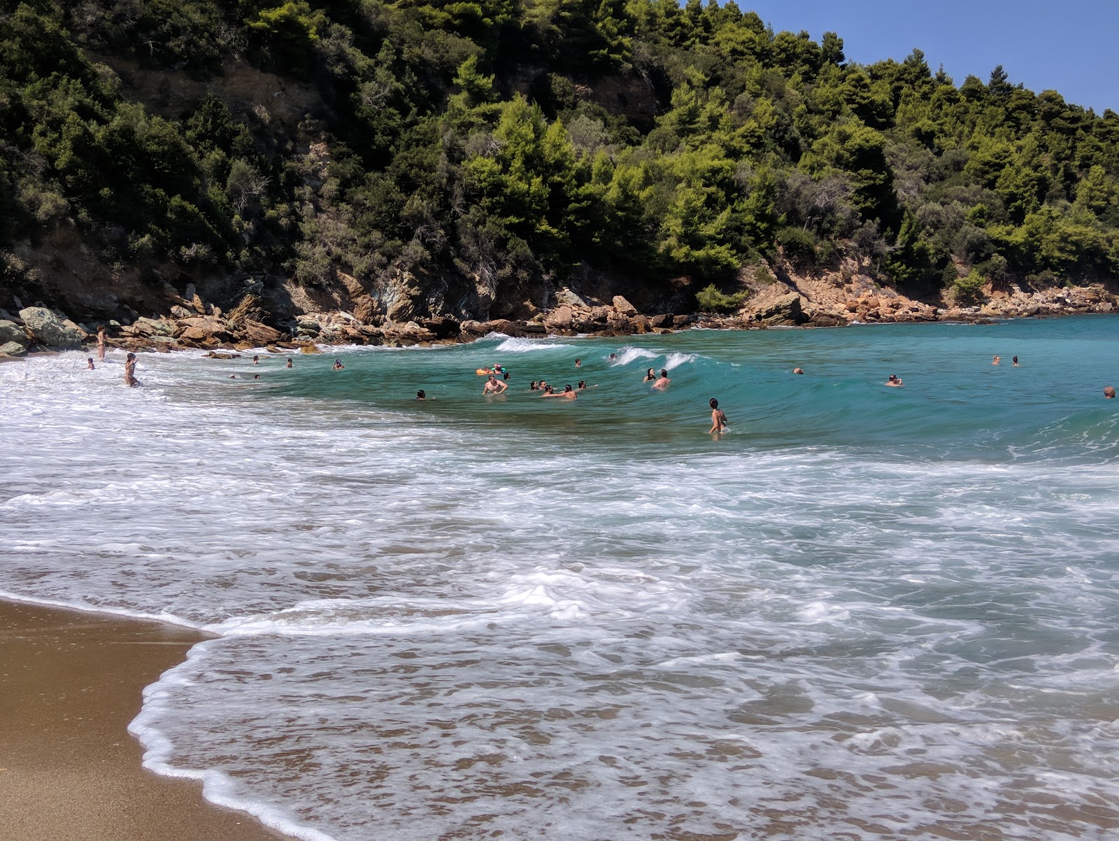 Vromoneri beach'in fotoğrafı uçurumlarla desteklenmiş