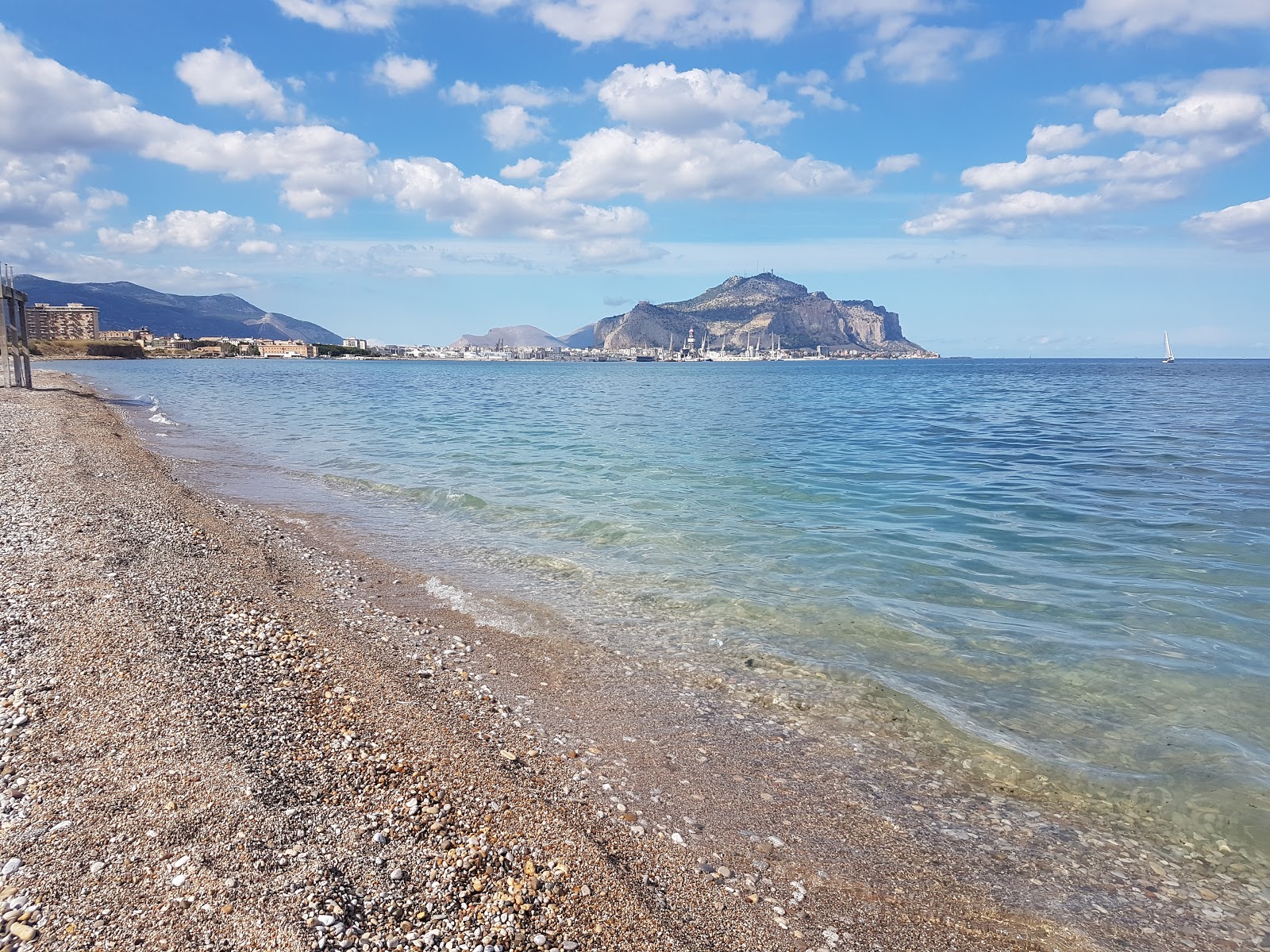 Romagnolo beach的照片 带有灰卵石表面