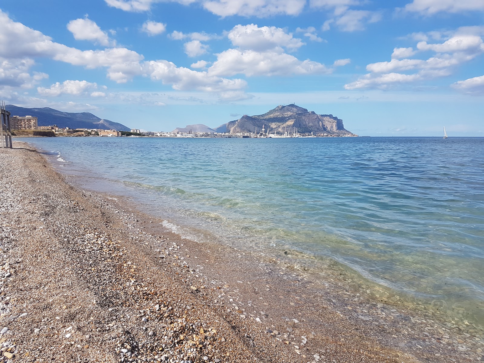 Foto van Spiaggia di Romagnolo met beige zand en kiezels oppervlakte