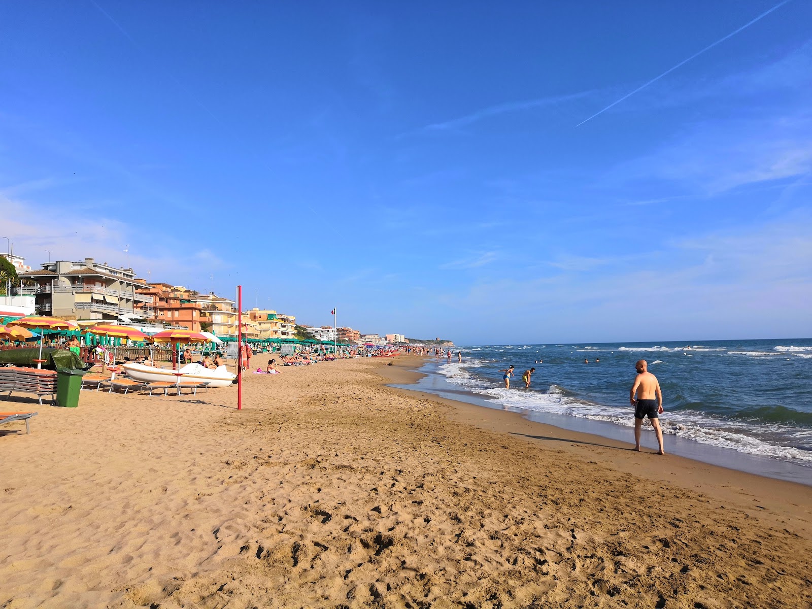 Photo de Lavinio beach avec sable brun de surface