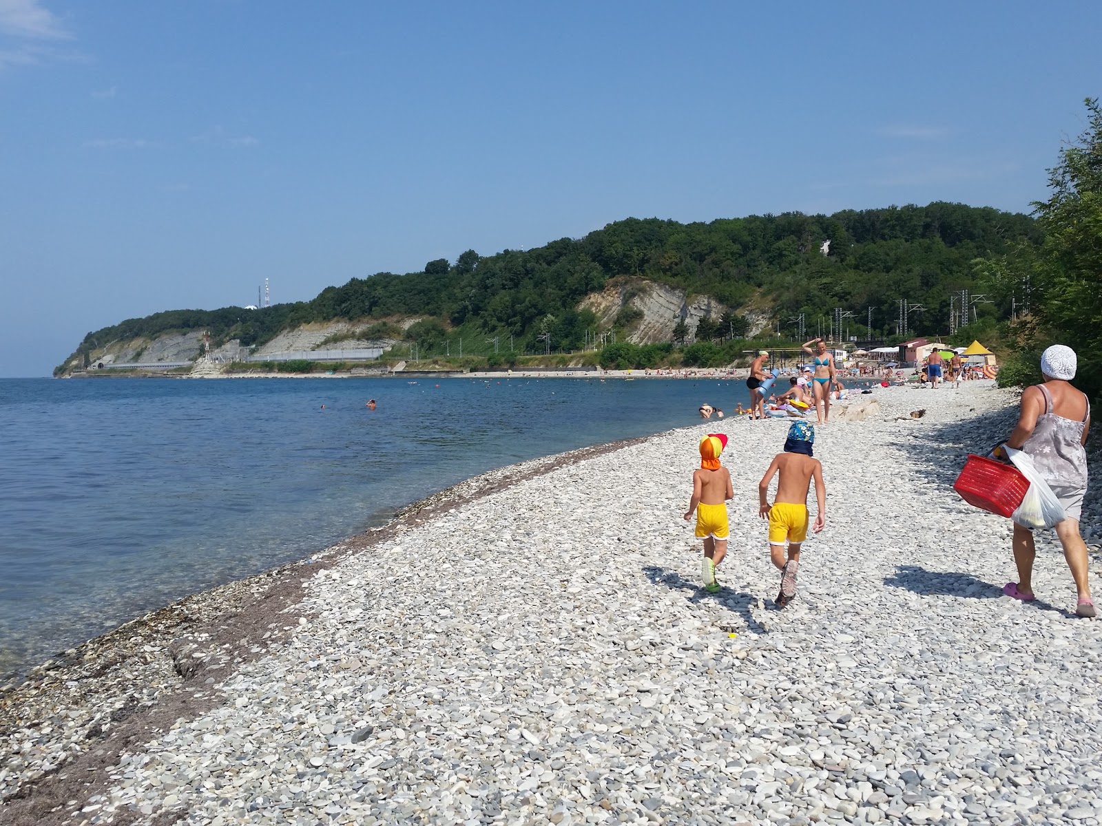 Foto von Burevestnik beach mit türkisfarbenes wasser Oberfläche