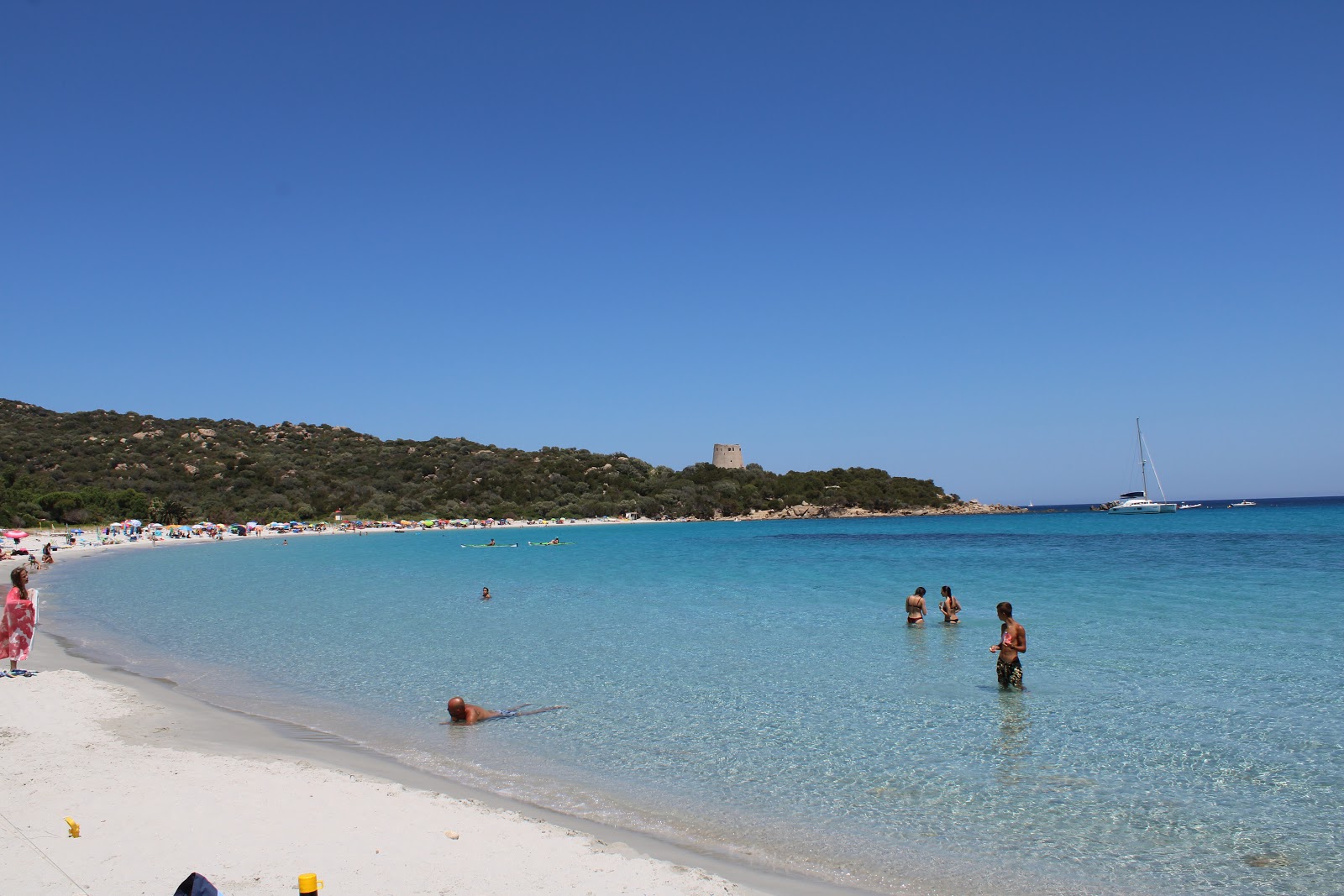 Foto van Cala Pira Strand met turquoise puur water oppervlakte