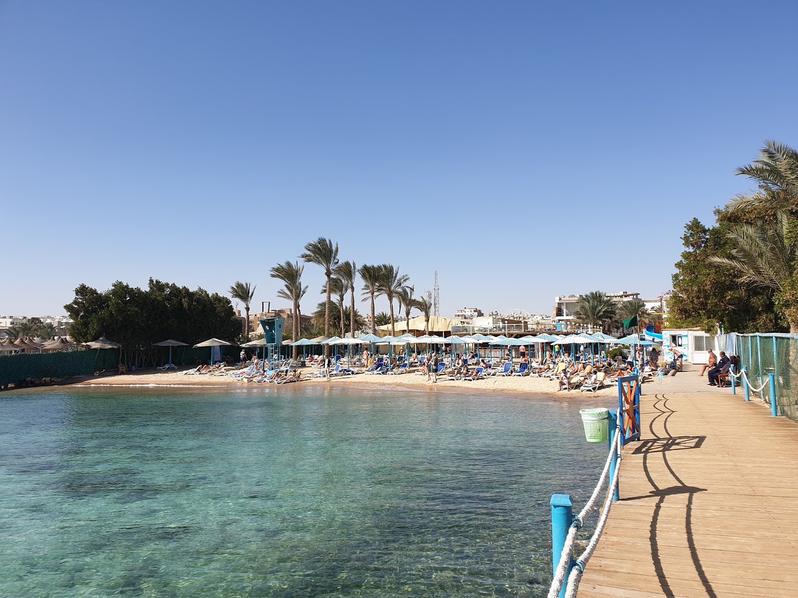 Public Beach El Fayroz的照片 带有碧绿色纯水表面