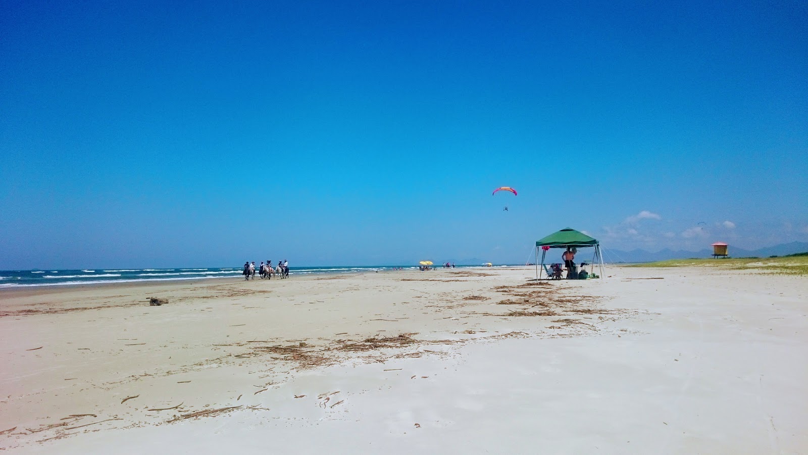 Foto van Strand van Pontal do Sul met turquoise water oppervlakte