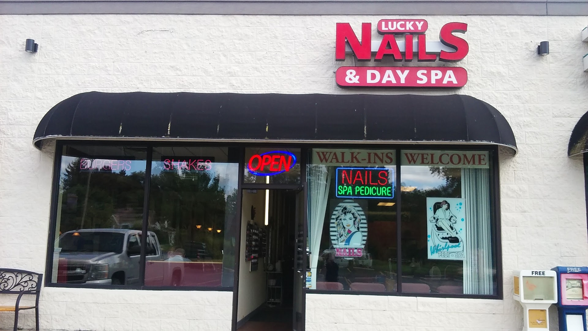Lucky Nails & Day Spa