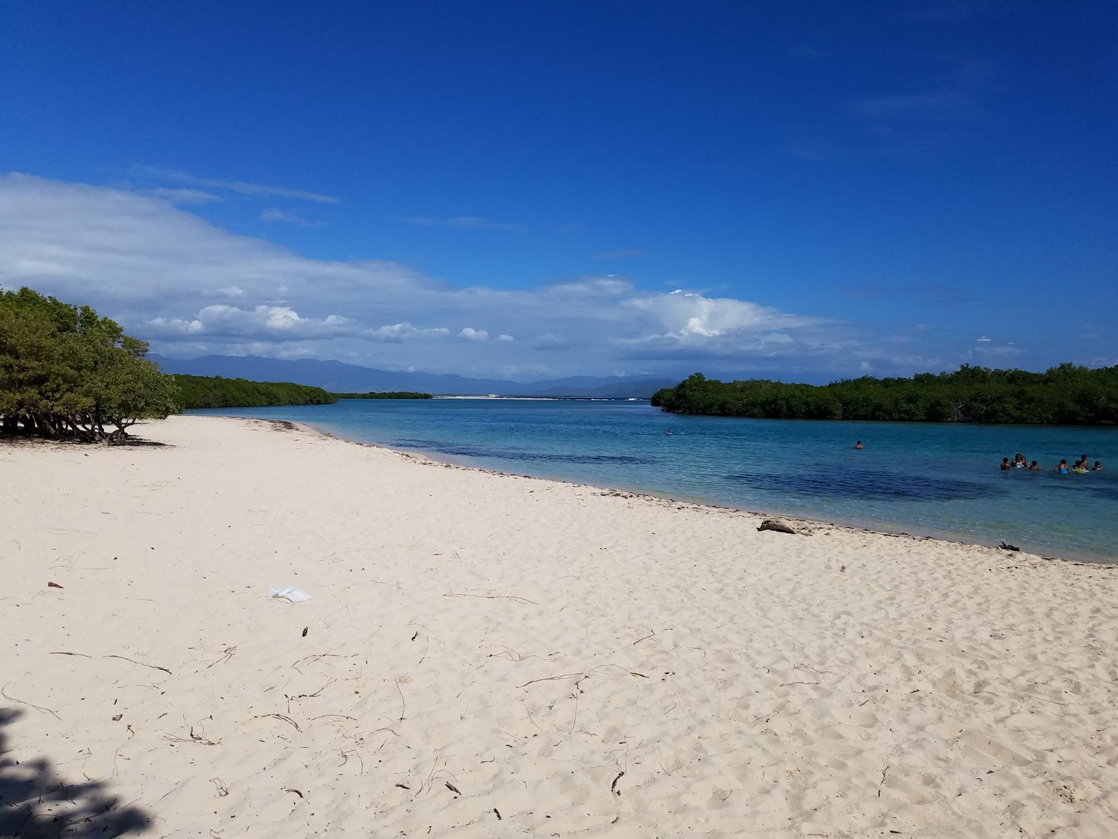 Photo de La Caobita beach avec l'eau turquoise de surface