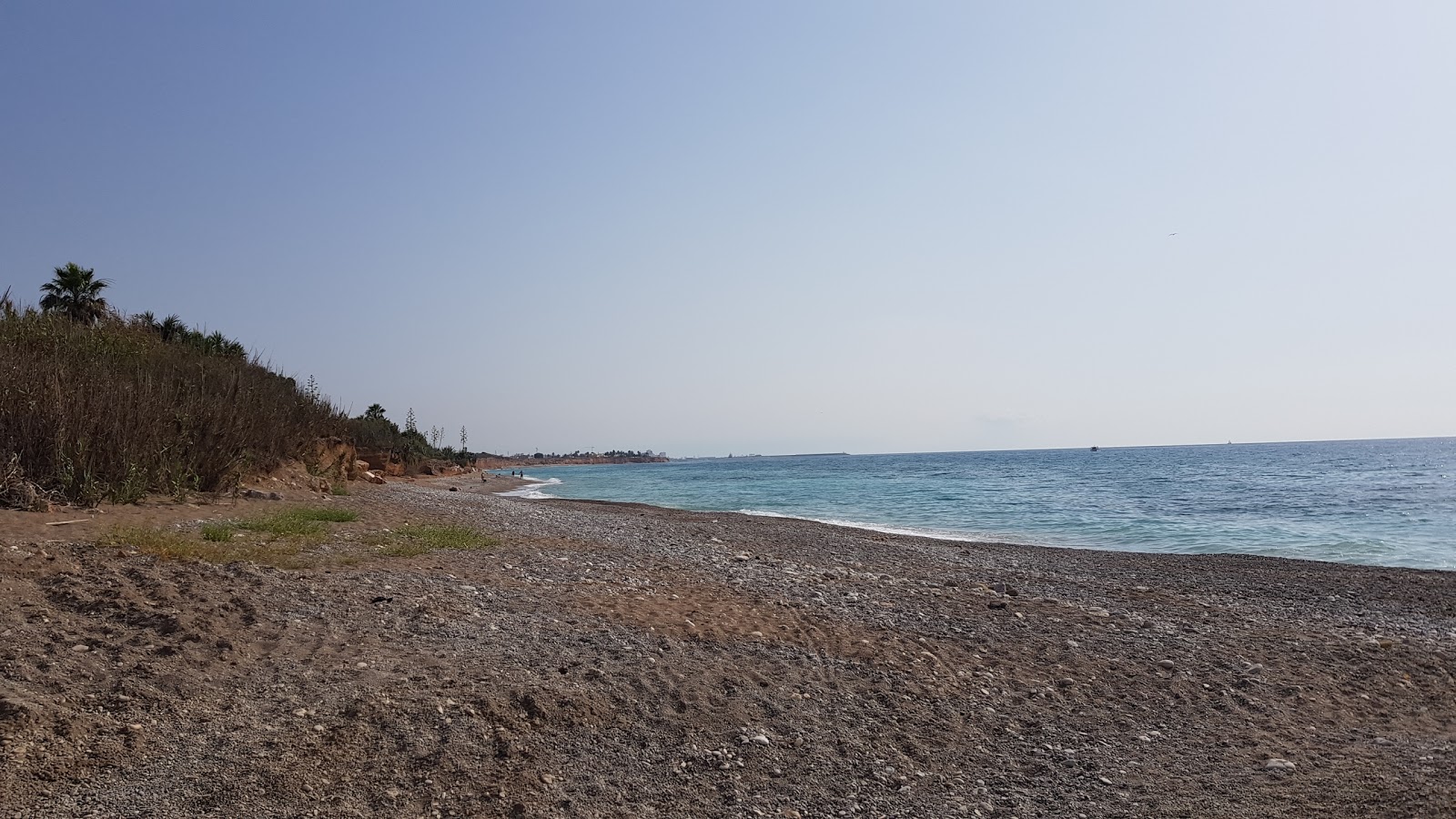Foto van Playa Perrochos met grijze kiezel oppervlakte