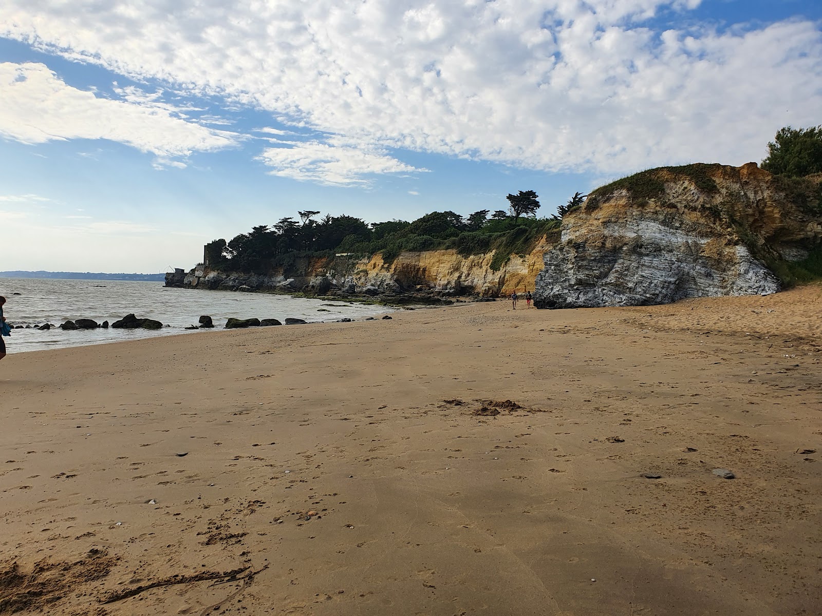 Foto di Edgar Maxence beach con una superficie del sabbia beige