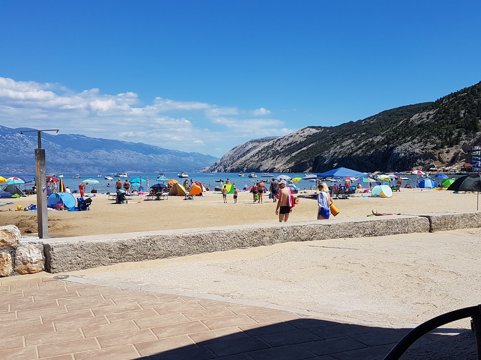 Foto di San Marino beach sorretto da scogliere