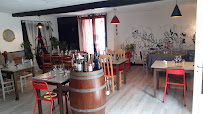 Atmosphère du Restaurant Chez Isa à Saint-Martial - n°9