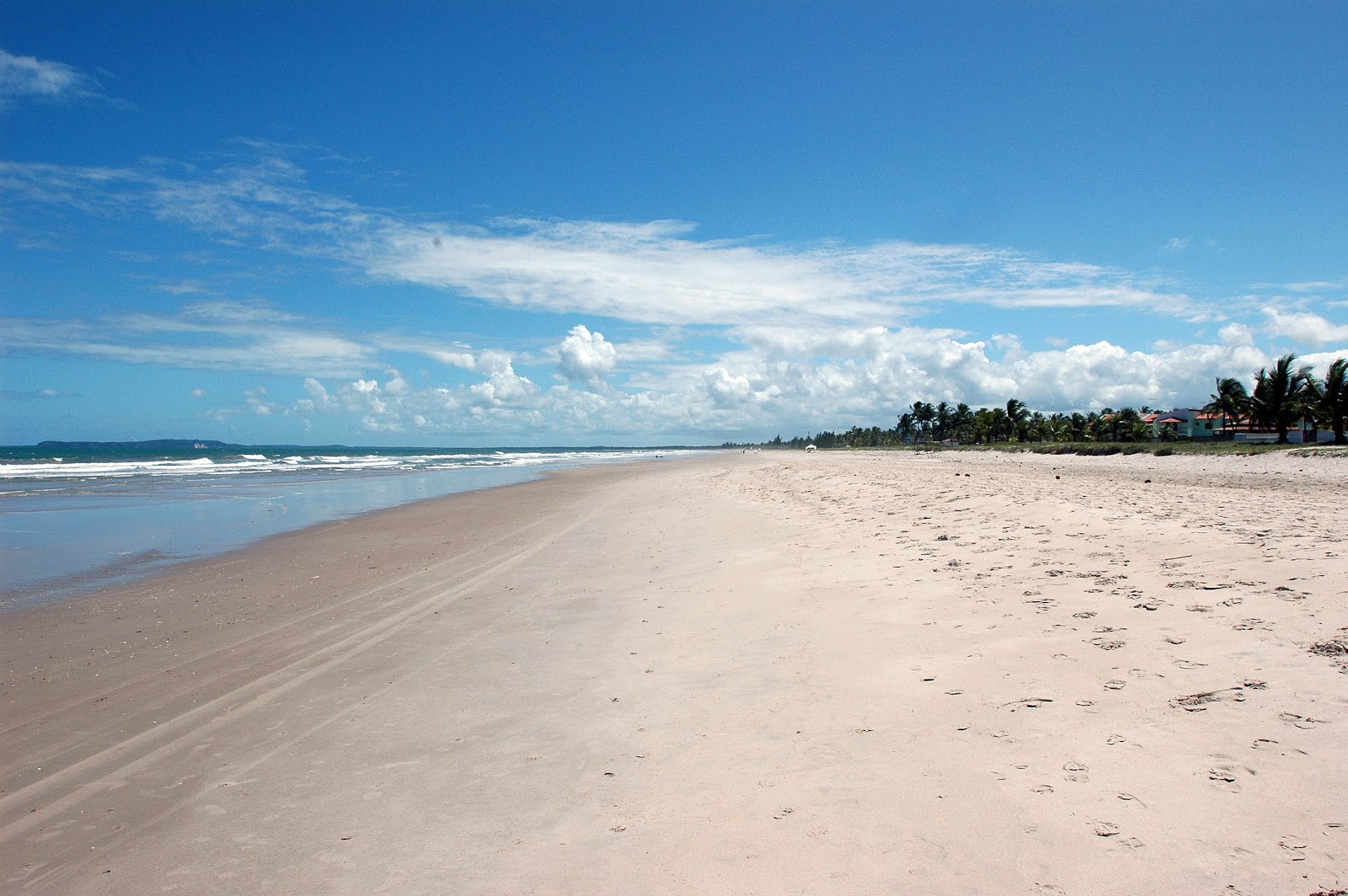 Foto von Praia de Guaibim mit feiner beiger sand Oberfläche