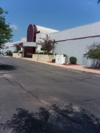 Movie Theater «AMC Loews Raceway 10», reviews and photos, 1025 Corporate Dr, Westbury, NY 11590, USA