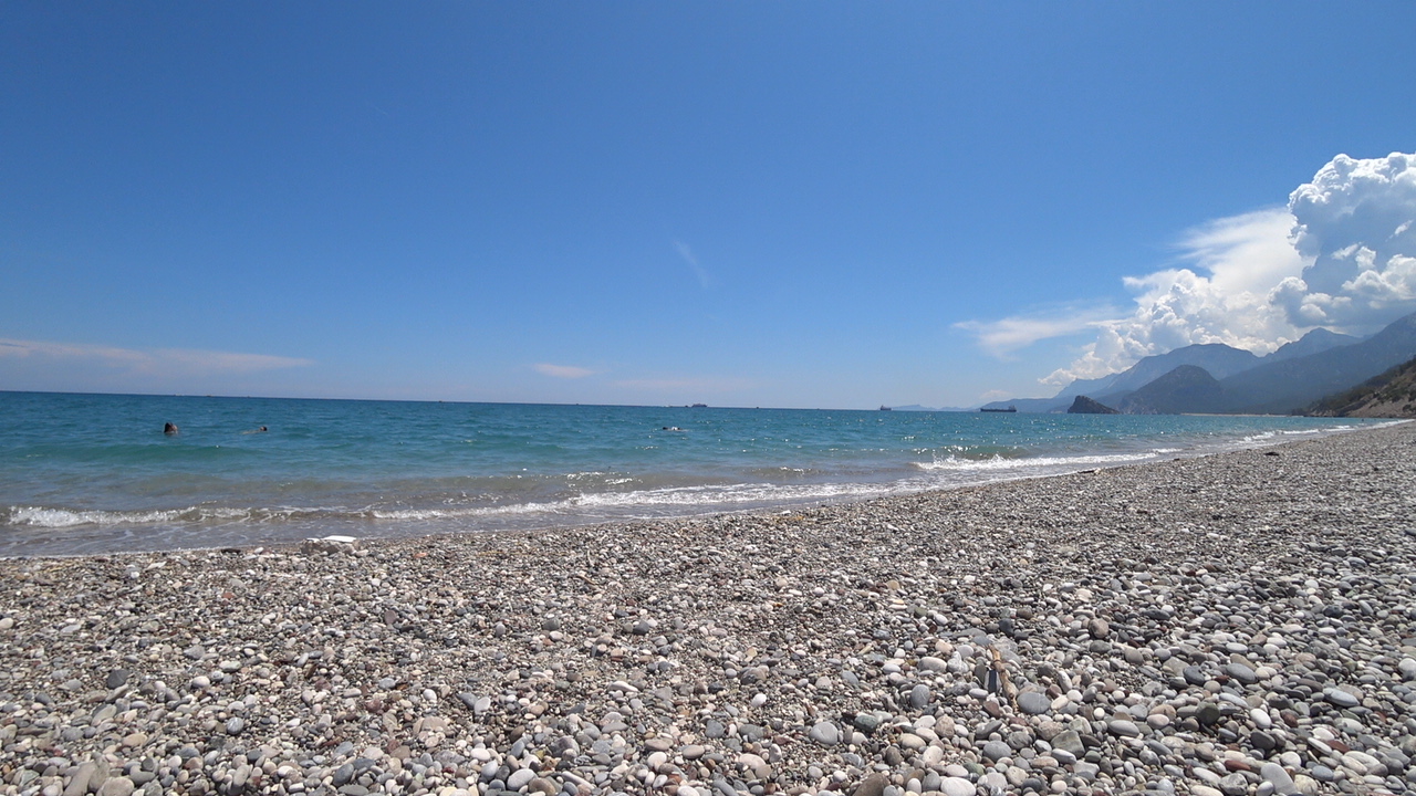 Sarisu Beach-Picnic Area的照片 带有蓝色纯水表面