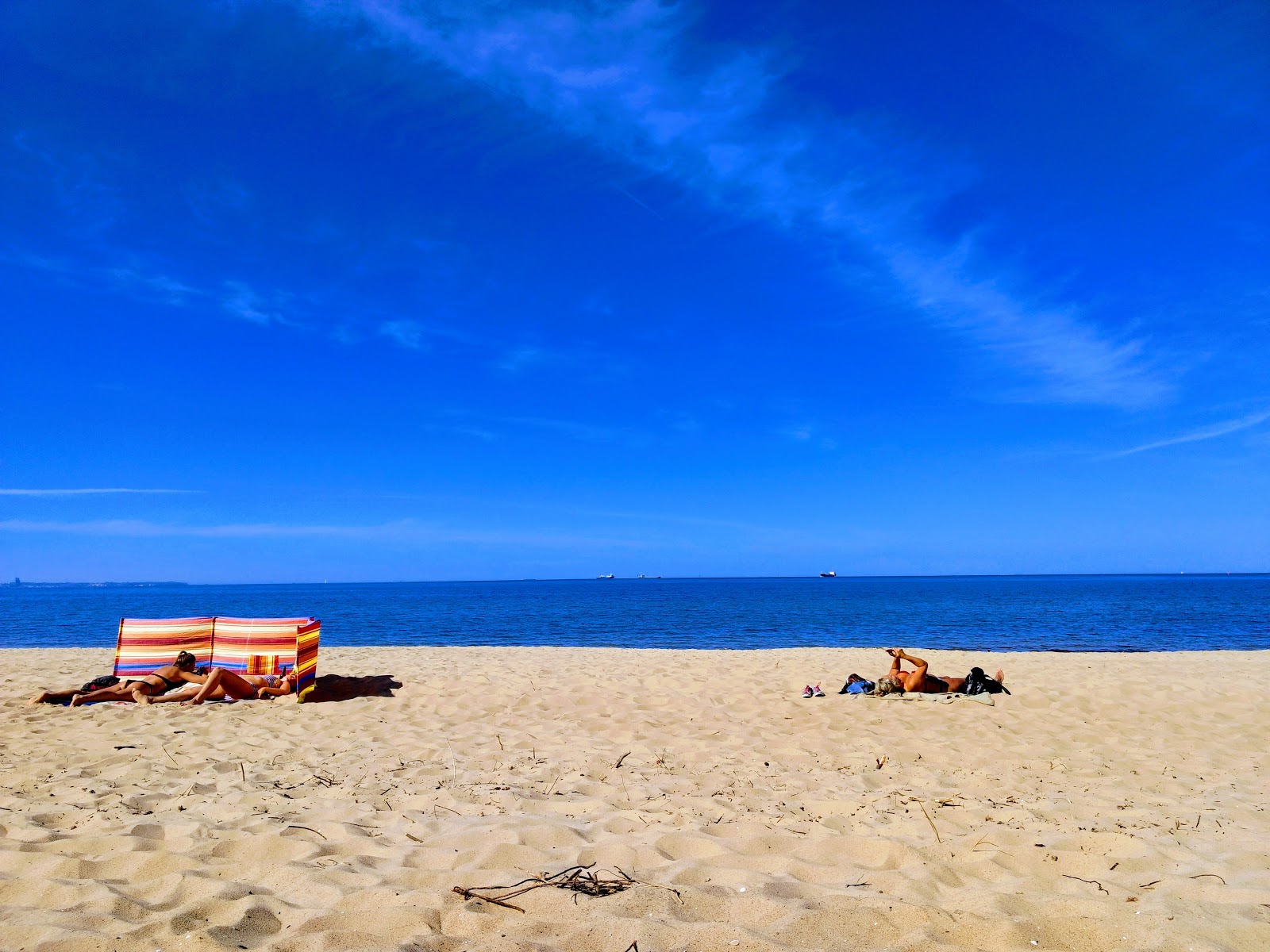 Brzezno Park beach的照片 带有碧绿色纯水表面