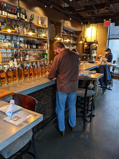 Wine Store «Blue Streak Wines & Spirits», reviews and photos, 4720 Center Blvd, Long Island City, NY 11101, USA