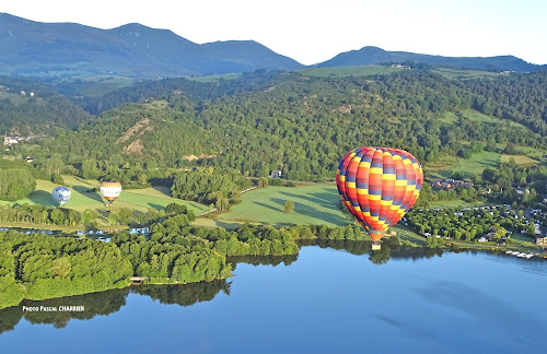 Agence de vols touristiques en montgolfière Auvergne Montgolfière Chambon-sur-Lac
