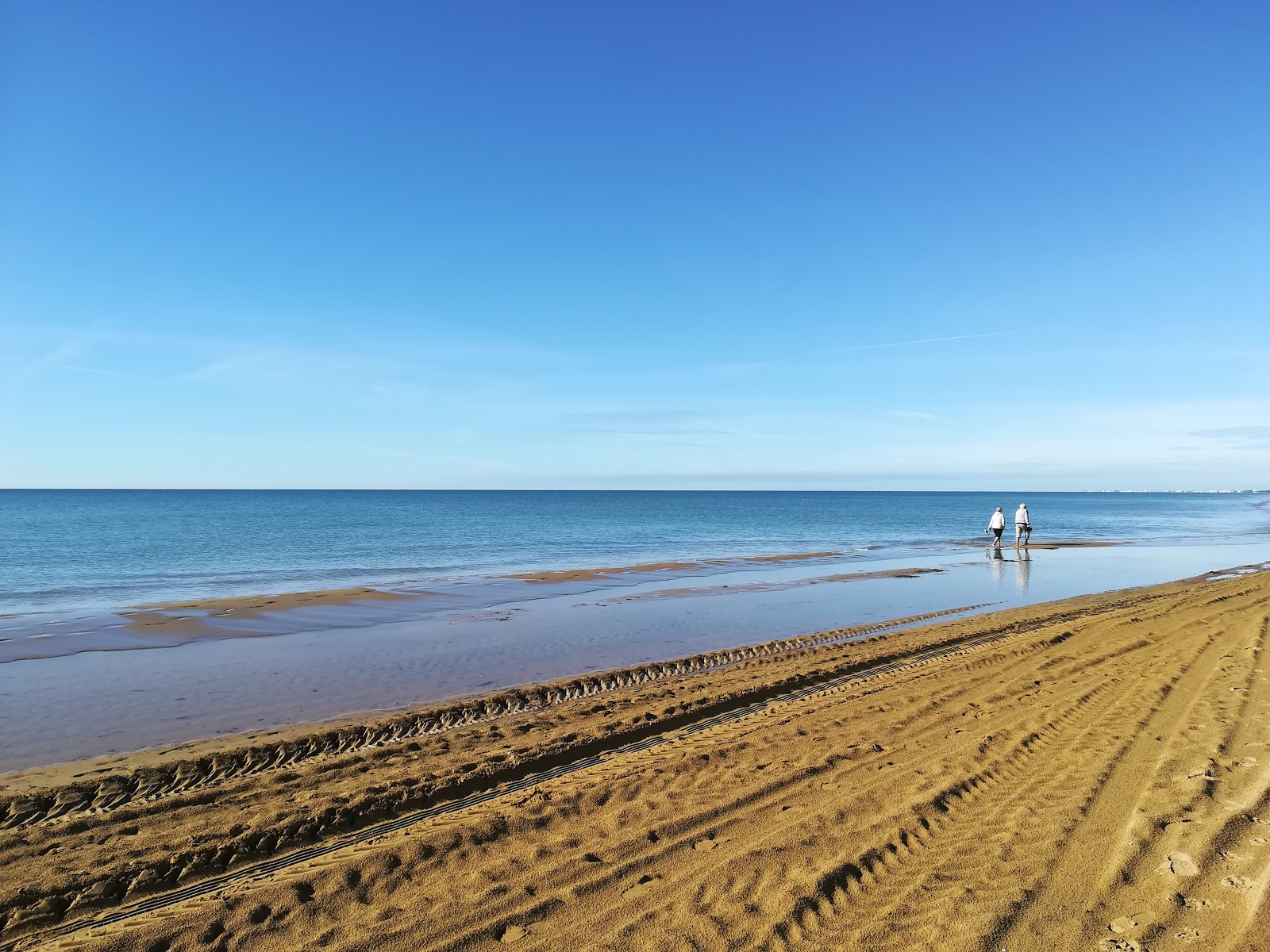 Foto de Spiaggia libera Bibione con agua cristalina superficie