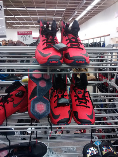 Clothing Store «Burlington Coat Factory», reviews and photos, 510 Howe Ave, Cuyahoga Falls, OH 44221, USA