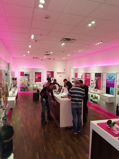 Cell Phone Store «T-Mobile», reviews and photos, 254 Northtown Dr NE, Blaine, MN 55434, USA