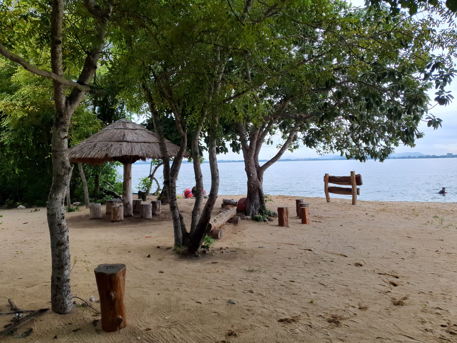 Foto van Strand van Koh Talu gelegen in een natuurlijk gebied