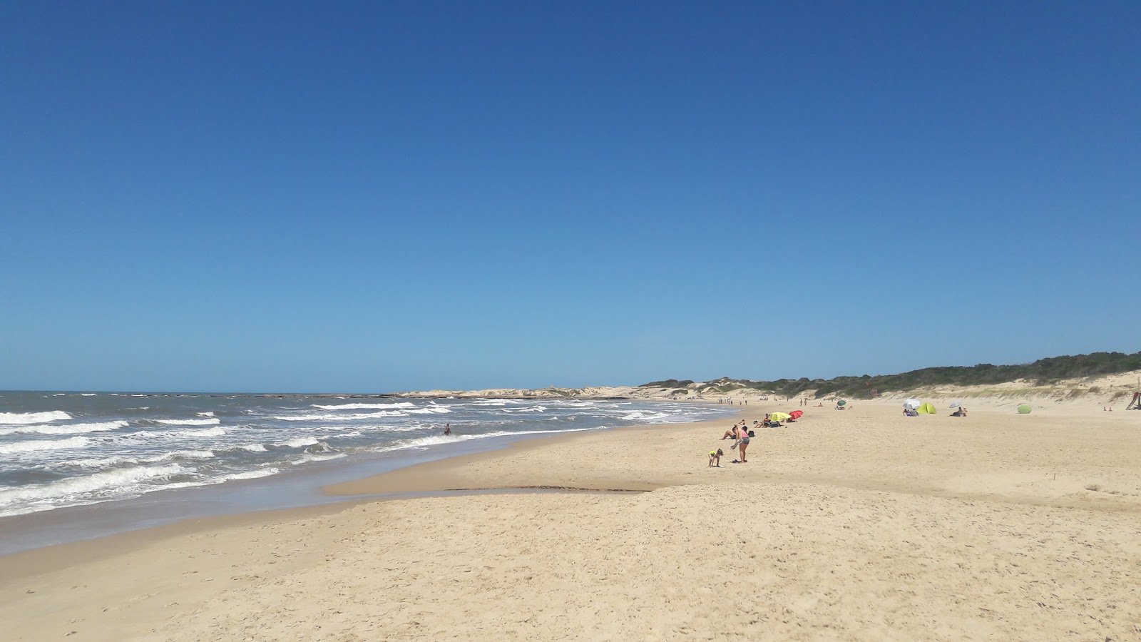 De las Achiras Beach'in fotoğrafı geniş bir kıyı şeridi ile birlikte