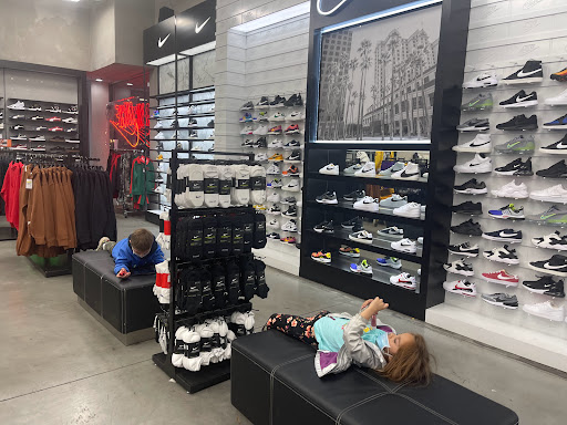 Shoe Store «Shoe Palace», reviews and photos, 8155 Camino Arroyo #13, Gilroy, CA 95020, USA