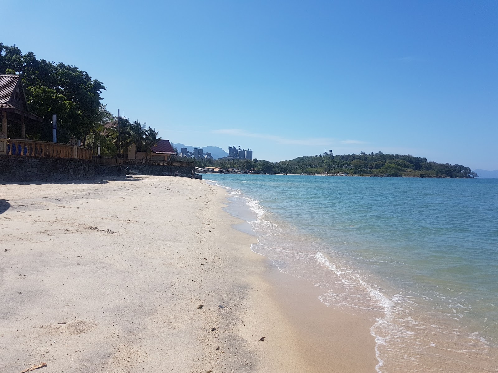 Foto von Teluk Yu Beach mit beiger sand Oberfläche