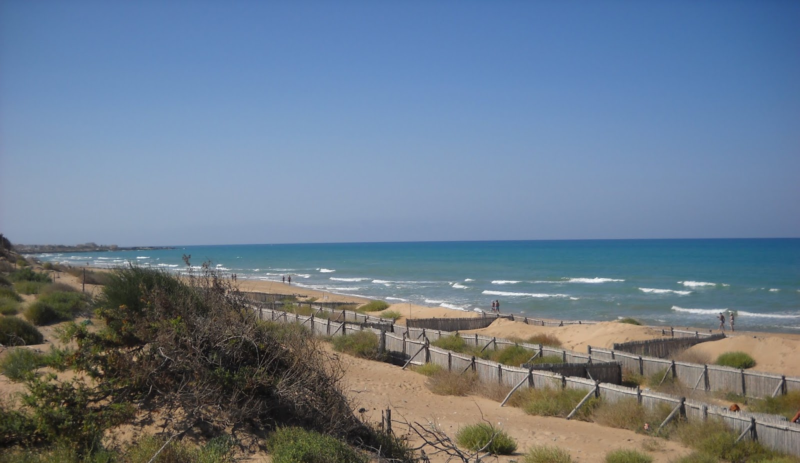 Punta Braccetto Beach'in fotoğrafı - rahatlamayı sevenler arasında popüler bir yer