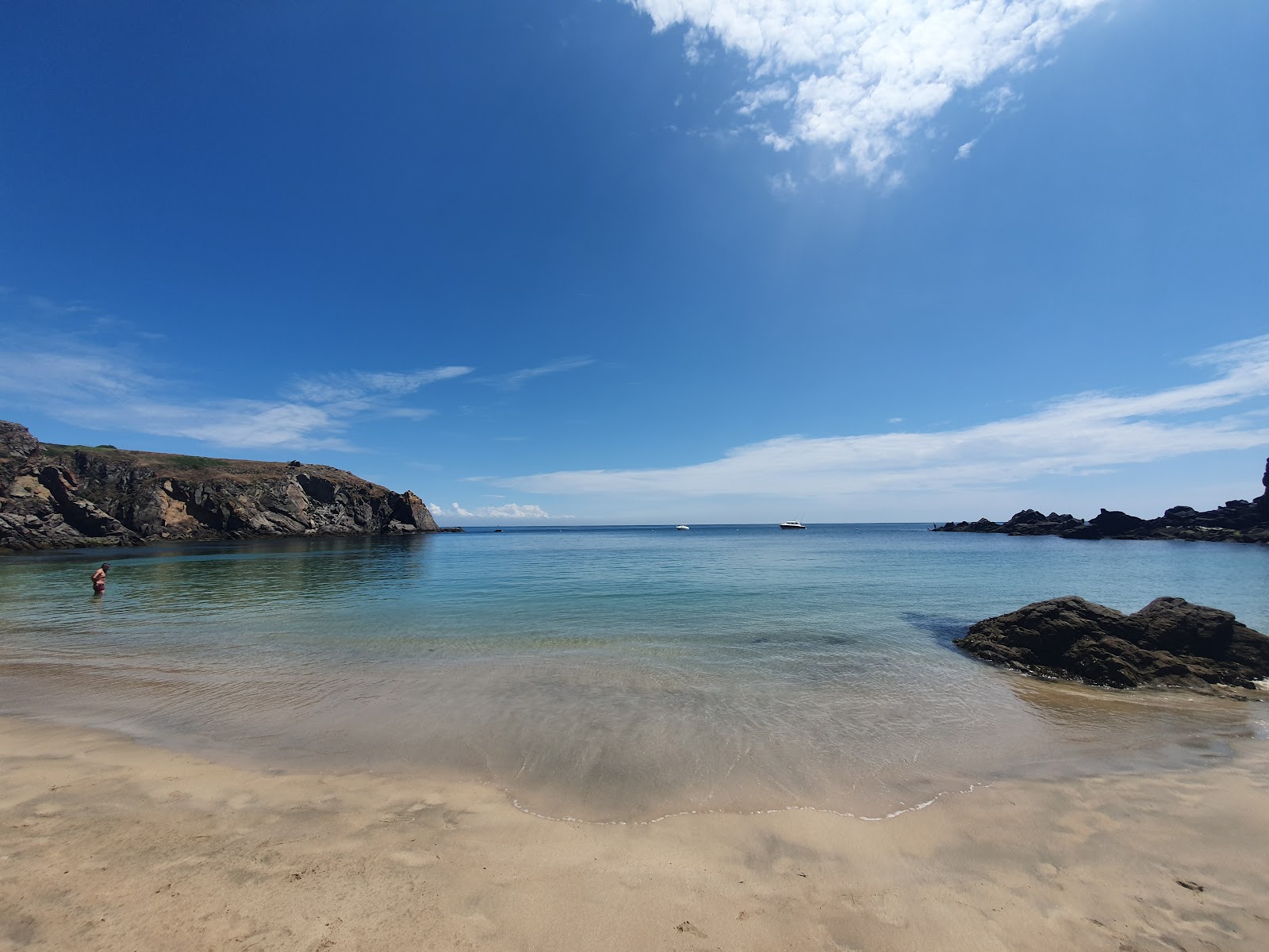 Plage des Soux'in fotoğrafı dağlarla çevrili