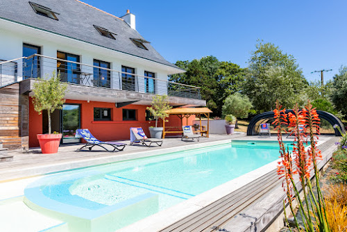 Gîte le Kalon Breizh avec piscine chauffée, sauna et terrain de pétanque à Plouhinec