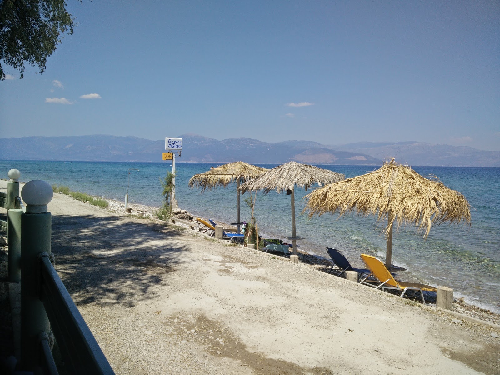 Foto von Paraliaki odos mit braune kiesel Oberfläche