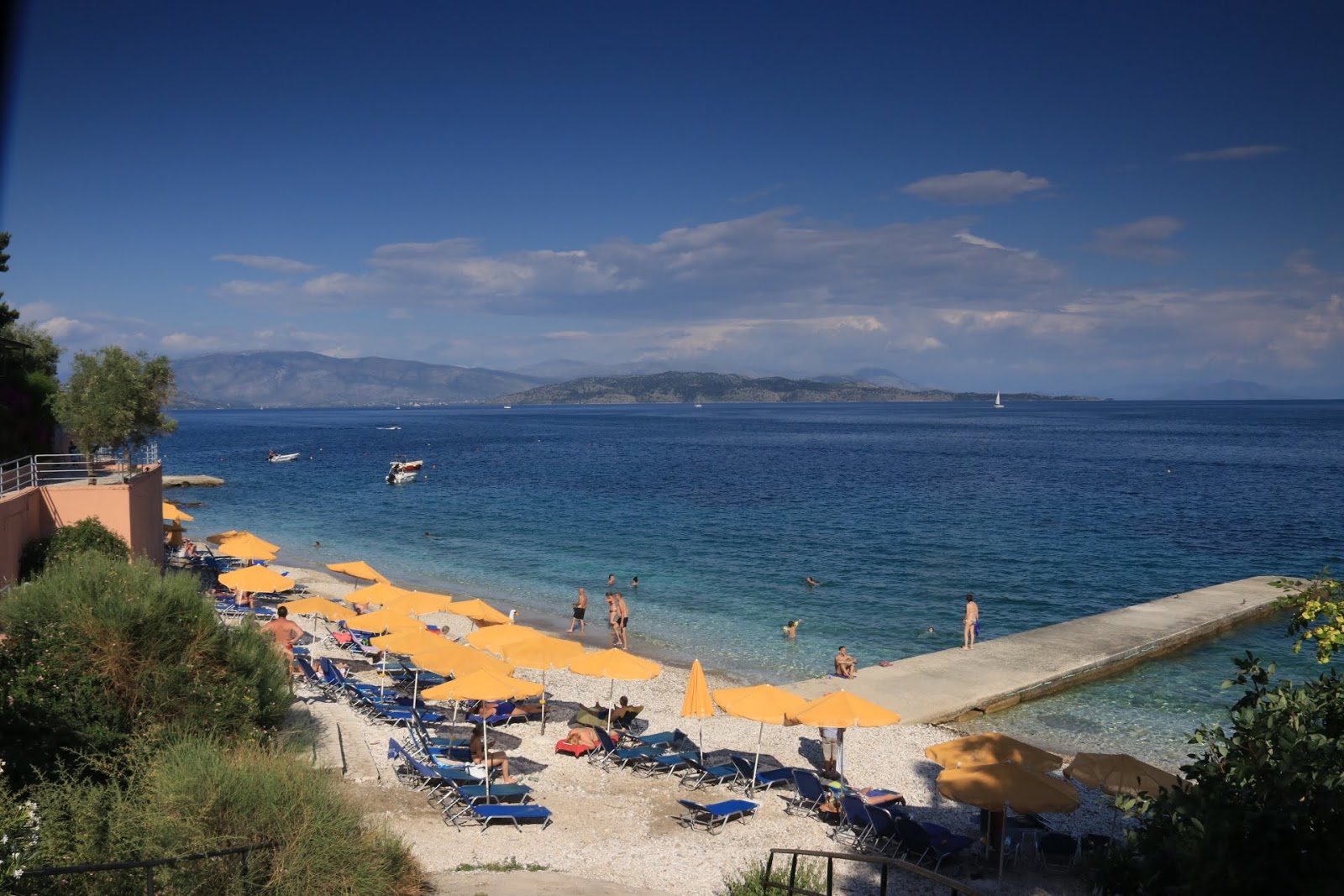 Foto von Sunshine Corfu Hotel Beach mit graue kiesel Oberfläche