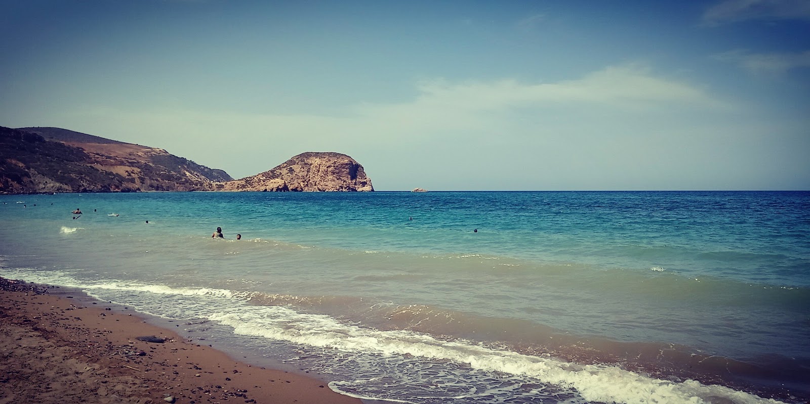 Foto de Malous Plage apoiado por penhascos