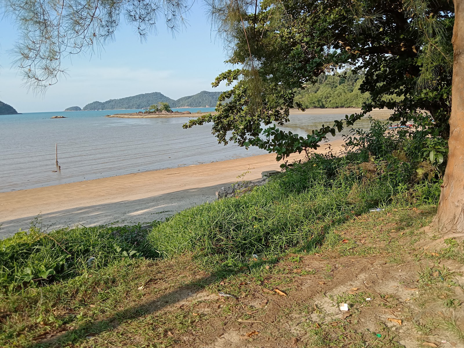 Foto de Penyabung Beach - lugar popular entre os apreciadores de relaxamento