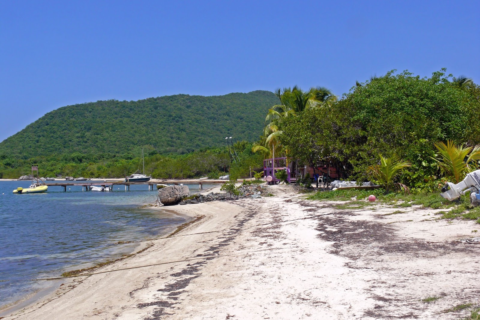 Foto di Trellis Bay con una superficie del sabbia beige